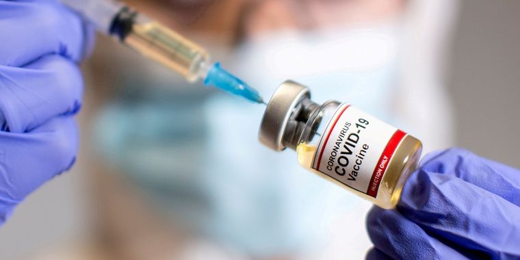La vacuna de AstraZeneca contra el covid-19 puede llegar a producir efectos adversos. Foto: UNLP Investiga