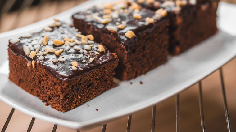 La receta del brownie keto reemplaza la harina tradicional por harina de almendras o coco, manteniendo textura y sabor sin gluten. La receta del brownie keto reemplaza la harina tradicional por harina de almendras o coco, manteniendo textura y sabor sin gluten.