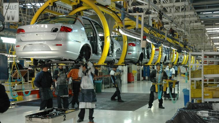 Gobierno, fábricas y sindicatos intentan impulsar la industria automotriz de Argentina