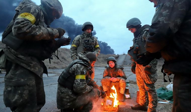 Soldados de Ucrania en un descanso de la guerra. Foto: Efe.