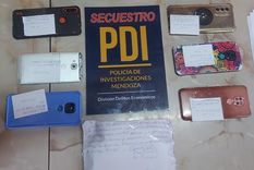 Los celulares secuestrados a los sospechosos Foto: Ministerio de Seguridad Los celulares secuestrados a los sospechosos Foto: Ministerio de Seguridad