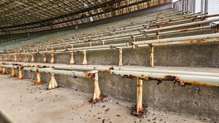 El óxido dañó parte de la estructura del estadio y debió cerrar algunos de sus sectores.