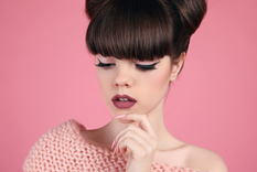 El mate se convierte en la pieza clave del look, sin necesidad de cargar el resto del rostro.