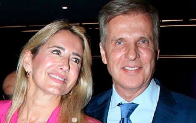 Acá, los detalles del vestido de novia de Lulú Sanguinetti y el look de Martín Redrado.