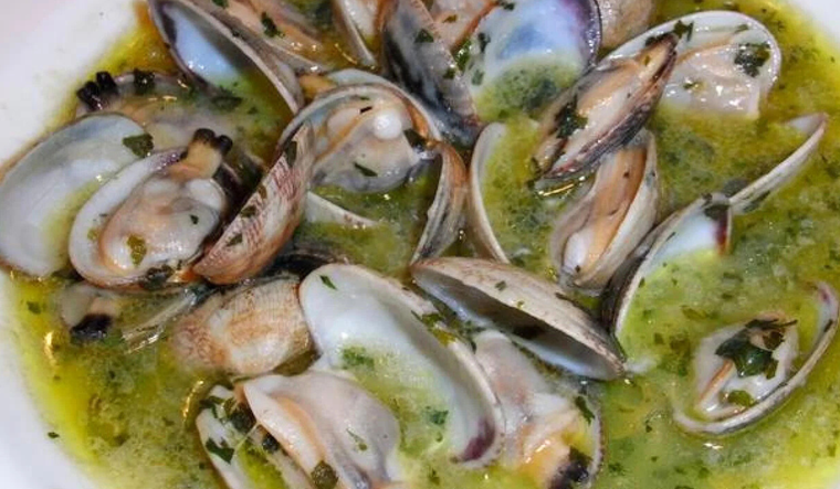 Esta receta se caracteriza por resaltar el sabor natural del marisco sin usar especias fuertes. Esta receta se caracteriza por resaltar el sabor natural del marisco sin usar especias fuertes.