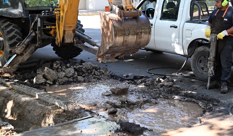 Retroexcavadoras, taladros y cintas de peligro se volvieron parte del paisaje en una calle que acumula arreglos en pocas cuadras. Retroexcavadoras, taladros y cintas de peligro se volvieron parte del paisaje en una calle que acumula arreglos en pocas cuadras.