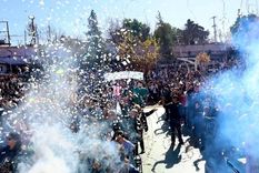 Mientras el cura sobrevolaba el predio en el helicóptero, los fieles celebraban con bengalas y papeles. Foto: Municipalidad de Lujan de Cuyo Mientras el cura sobrevolaba el predio en el helicóptero, los fieles celebraban con bengalas y papeles. Foto: Municipalidad de Lujan de Cuyo