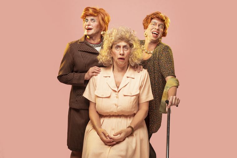 Las amigas se juntan para tomar el té y todo cambia. Las amigas se juntan para tomar el té y todo cambia.