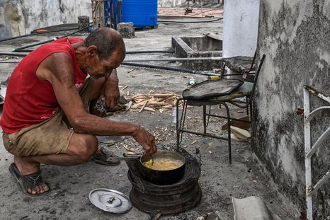 Una crisis de combustible cada vez más profunda en Cuba se ha agravado por el bloqueo petrolero impuesto por EE.UU., provocando apagones continuos. Una crisis de combustible cada vez más profunda en Cuba se ha agravado por el bloqueo petrolero impuesto por EE.UU., provocando apagones continuos.