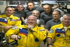 la razon por la que tres cosmonautas rusos vistieron colores de ucrania en una mision