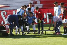 Chaves es retirado tras la lesión. Foto: El Gráfico