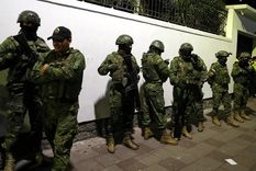 La Embajada de México, con policías ecuatorianos. Foto: Efe.