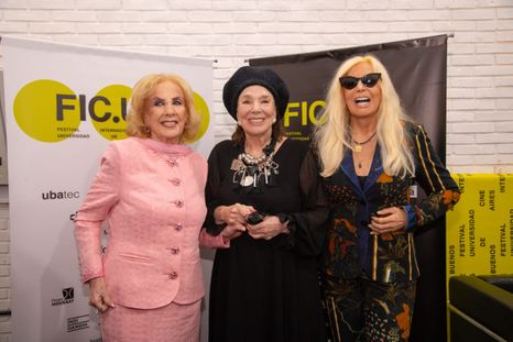Las divas juntas apoyando a su gran amiga. Las divas juntas apoyando a su gran amiga.