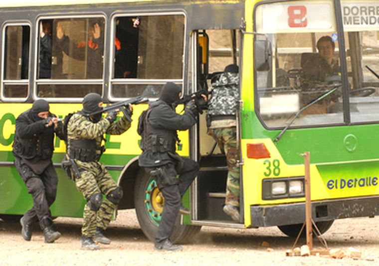 Los efectivos ensayaron cómo negociar con los delincuentes. Foto: Gonzalo Bravo / MDZ