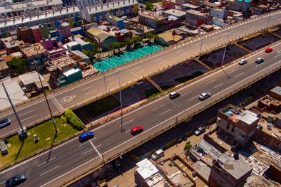 MDZol | Las viviendas que estaban ubicadas bajo la autopista Illia fueron erradicadas y los habitantes trasladados a complejos de departamentos dentro del barrio.