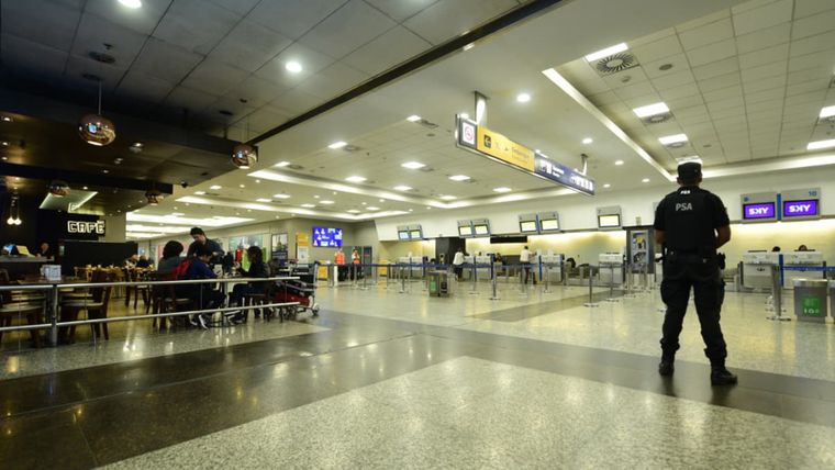 Trabajadores de ANAC, EANA y el Servicio Meteorológico convocan a una jornada nacional de protestas en más de 20 aeropuertos.