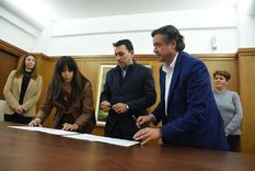 Tadeo García Zalazar firmó la adhesión a la capacitación que dará el Gobierno y el primer partido político en sumarse fue la UCR. Foto: Mendoza Gobierno.