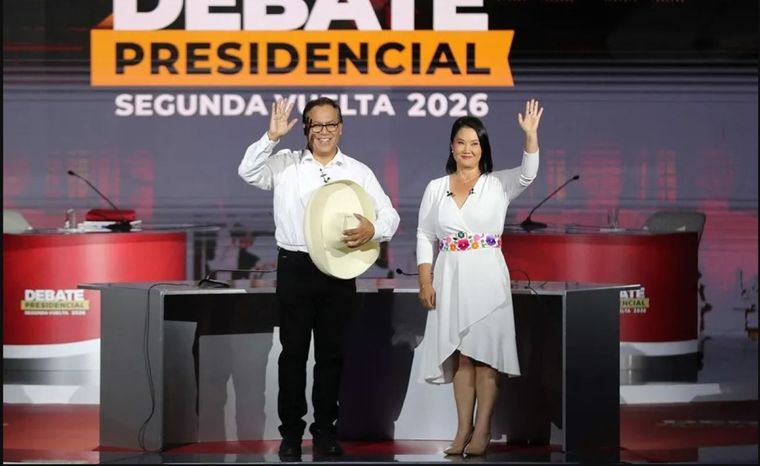 En Perú, Roberto Sánchez y Keiko Fujimori pelean voto a voto. Foto Efe