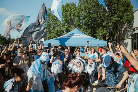 banderazo historico: miles de argentinos coparon kansas city en la previa del debut de la seleccion ante argelia banderazo historico: miles de argentinos coparon kansas city en la previa del debut de la seleccion ante argelia