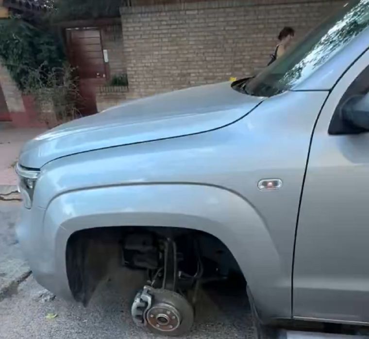En las imágenes difundidas se puede observar cómo quedó la camioneta tras el robo.&nbsp;
