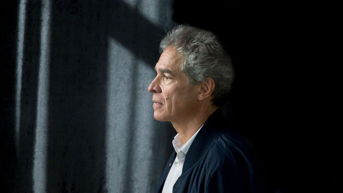 Rodrigo Rey Rosa y su novela inspirada en la megacárcel de Bukele: 