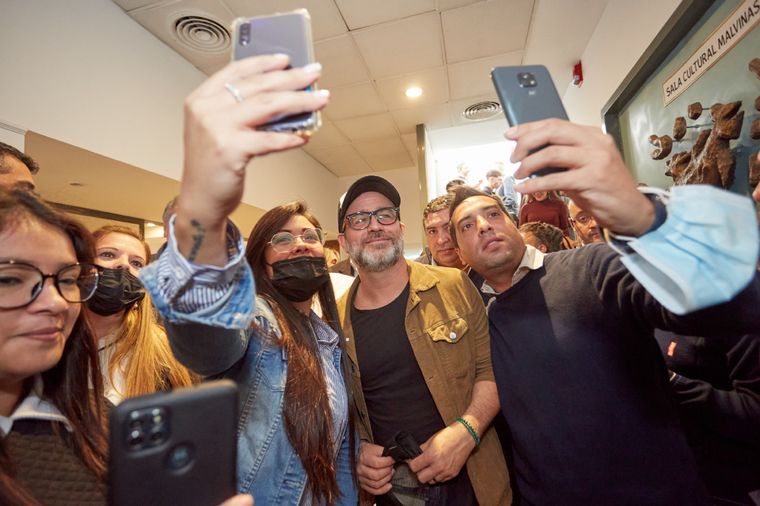 Gastón Pauls y las selfies. Foto: Municipalidad de Las Heras