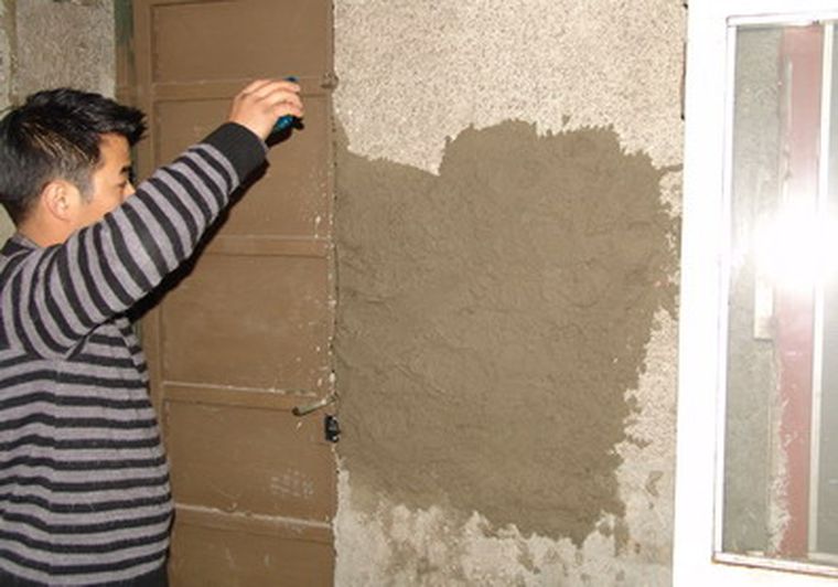 El dueño de Principio muestra el lugar por donde entraron los ladrones. Foto: MDZ