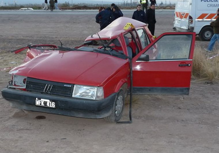 Así quedó el Fiat Regata donde iban las víctimas. Foto: Ministerio de Seguridad