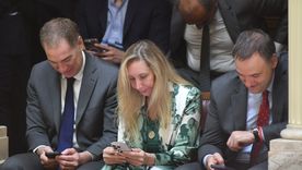 Karina Milei junto a Diego Santilli y Manuel Adorni en el palco en el Senado.