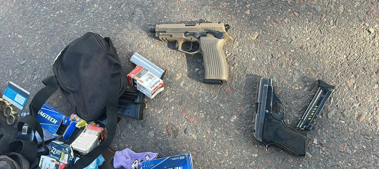 Las pistolas secuestradas durante la intervención de la Unidad Especial de Patrullaje Las Heras (UEP). Las pistolas secuestradas durante la intervención de la Unidad Especial de Patrullaje Las Heras (UEP).