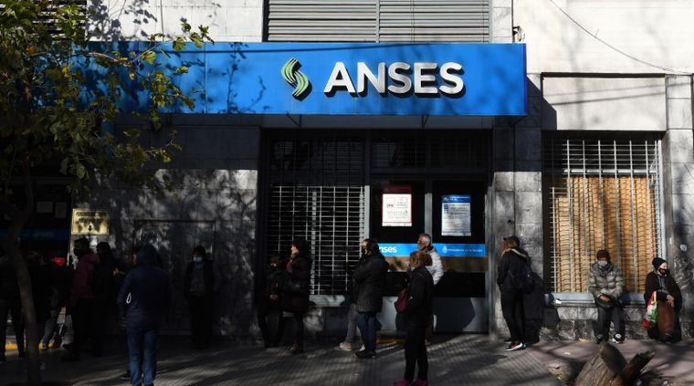 Anses confirmó el aumento de la AUH que regirá desde diciembre.