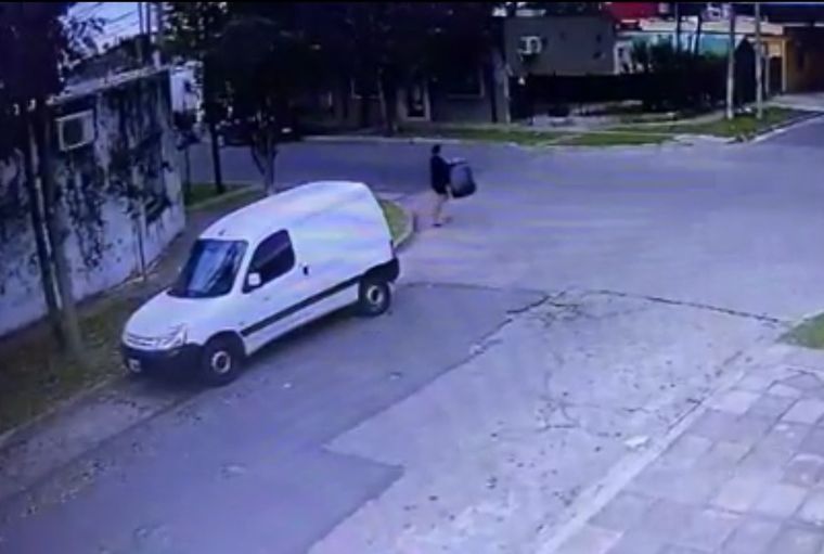 El hecho quedó registrado por las cámaras de seguridad