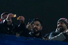 Hinchas de Corinthians rompen billetes en la Bombonera Foto: Télam Hinchas de Corinthians rompen billetes en la Bombonera Foto: Télam