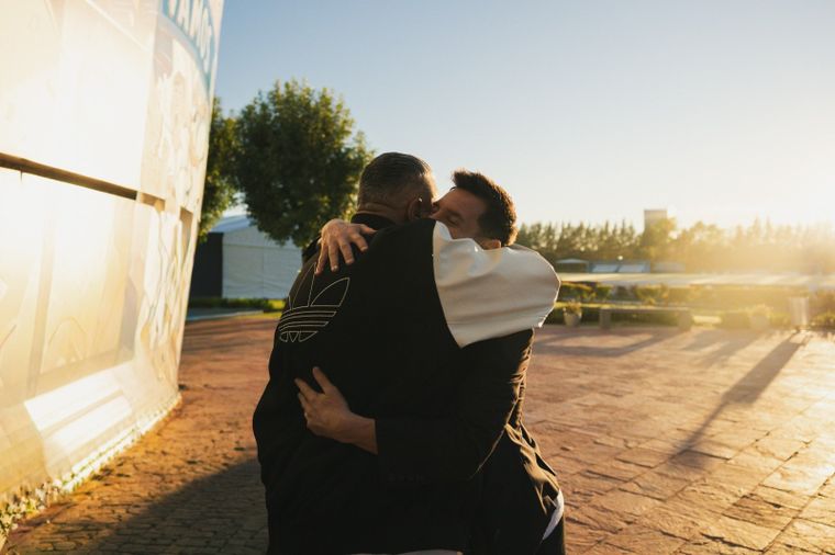 El abrazo entre Claudio Tapia y Lionel Messi en el predio de la AFA.
