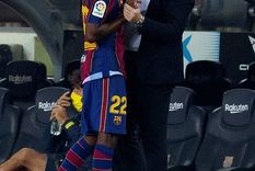 Ansu Fati Ronald Koeman Ansu Fati es felicitado por su entrenador en Barelona, Ronald Koeman Foto: EFE