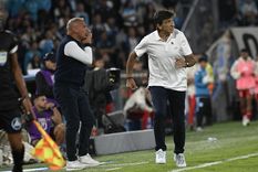 Gustavo Costas se volvió loco después del gol de Huracán y le pegó un piñazo al banco de suplentes. Luego, ya más tranquilo en la conferencia, dijo que no hay más excusas. Foto: FoboBaires