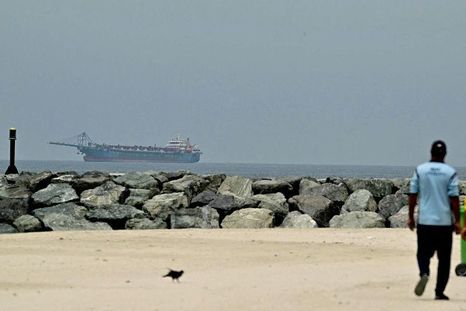 Los bloqueos navales tienen repercusiones militares, pero también económicas y sociales. Los bloqueos navales tienen repercusiones militares, pero también económicas y sociales.