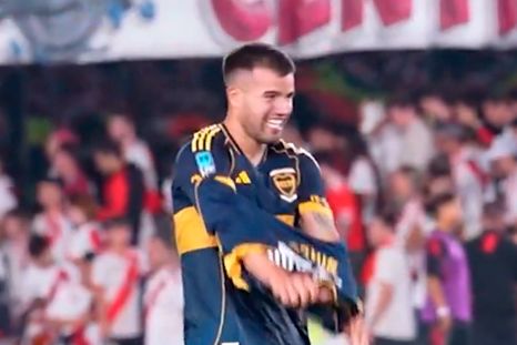 El Chelo Weigandt tenía puesta una doble camiseta en el Superclásico. El Chelo Weigandt tenía puesta una doble camiseta en el Superclásico.