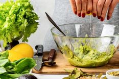 El limón es un cítrico muy versátil y puede ser utilizado en comidas dulces y saladas. Foto: Food Revolution Network