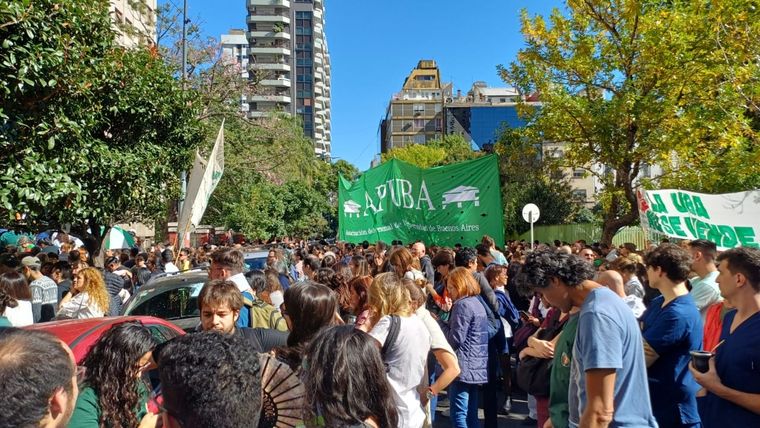 Hace un mes se llevó a cabo un abrazo simbólico al Hospital de Clínicas, UBA. Hace un mes se llevó a cabo un abrazo simbólico al Hospital de Clínicas, UBA.