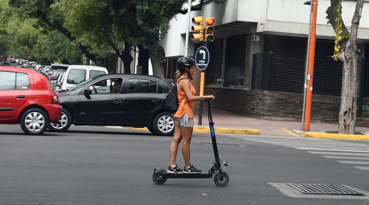 Buscan regular el uso de los monopatines eléctricos en las calles de Mendoza Foto: ALF PONCE MERCADO / MDZ