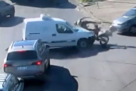 El accidente terminó con el motociclista volando por los aires tras ser embestido. El accidente terminó con el motociclista volando por los aires tras ser embestido.