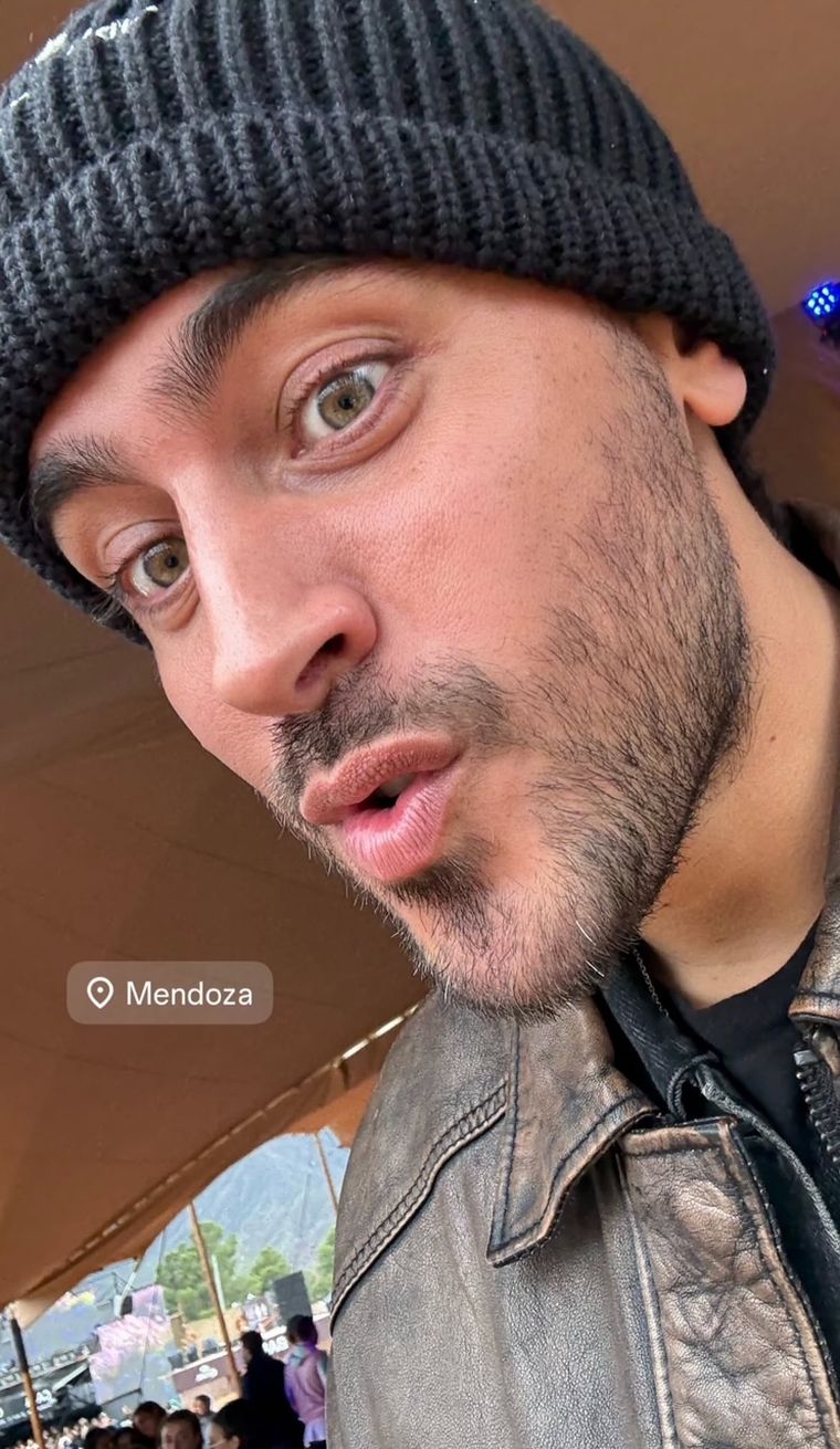 Lizardo Ponce y una selfie en primerísimo plano. Lizardo Ponce y una selfie en primerísimo plano.