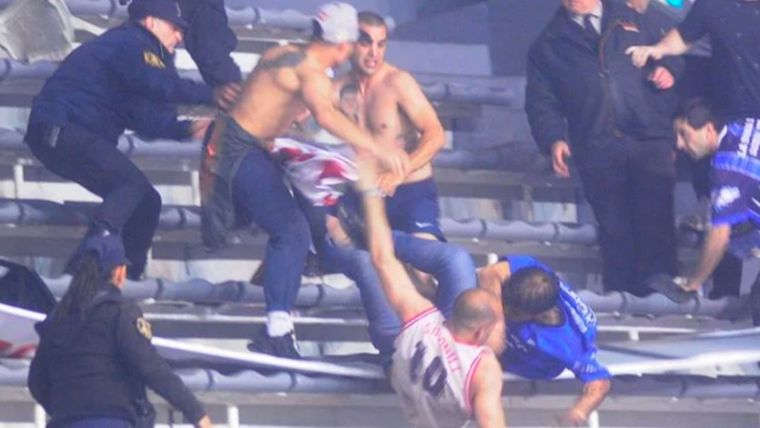 Serios incidentes suspendieron el partido en Mar del Plata. Foto: Captura Video