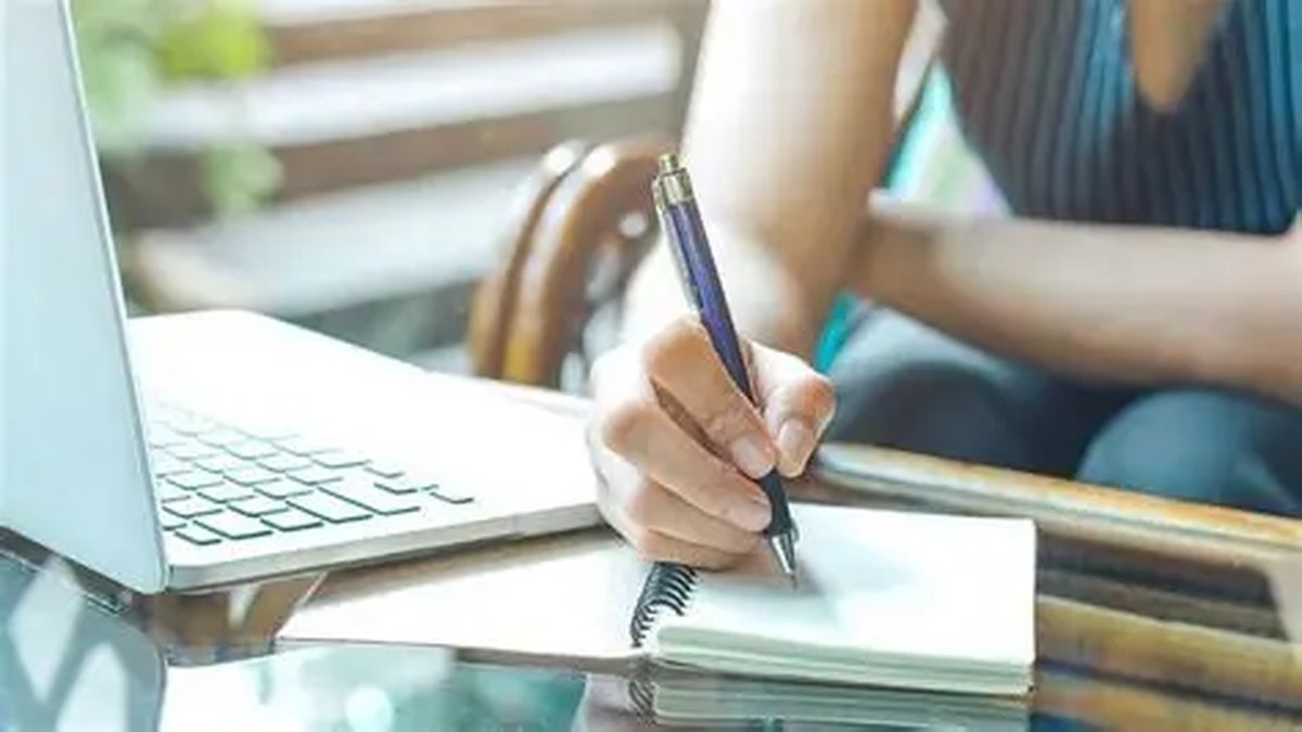 Lo que revela la psicología sobre las personas que todavía escriben a mano