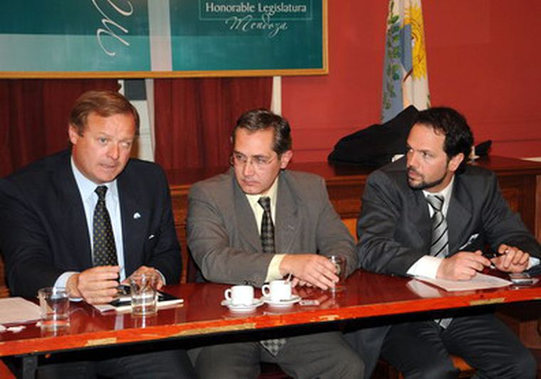 Jorge Tanús (al medio), durante el evento del Pacto Social del viernes. Foto: Nacho Gaffuri / MDZ