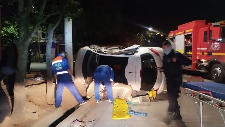 El rescate de la conductora herida en el accidente Foto: gentileza