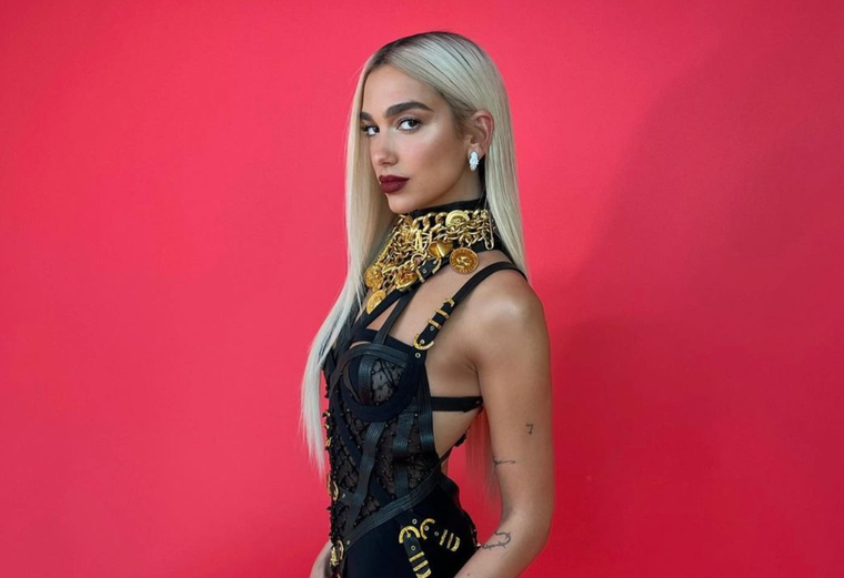Dua Lipa vistiendo el legendario vestido de Versace.