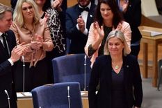 Una ovación de pie saludó el voto que le dio a Magdalena Andersson el rol de primera ministra... de nuevo. Foto: GETTY IMAGES