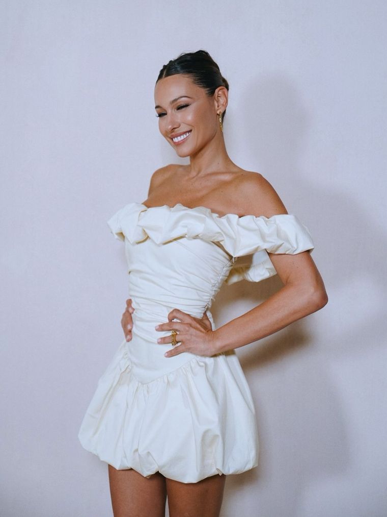 El dress code veraniego según Pampita: un off shoulder impecable y un beauty que fue pura frescura. El dress code veraniego según Pampita: un off shoulder impecable y un beauty que fue pura frescura.